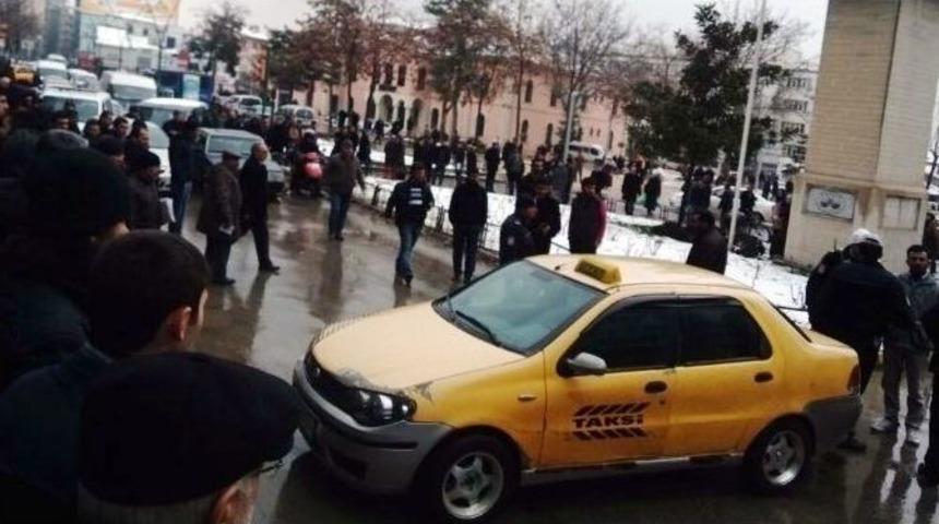 Ceza Kesilen Taksici Aracını Yakmak İstedi