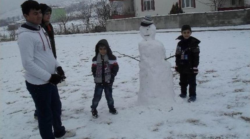 Kovancılar&rsquo;da &Ccedil;ocukların Kar Sevinci