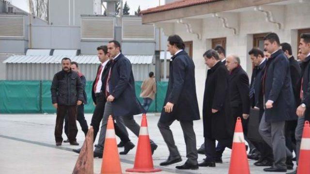 Başbakan Davutoğlu Cuma Namazını Atatürk Havalimanı'nda Kıldı
