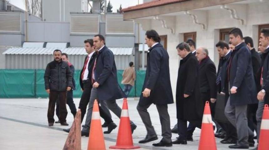 Başbakan Davutoğlu Cuma Namazını Atatürk Havalimanı'nda Kıldı