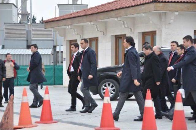 Başbakan Davutoğlu Cuma Namazını Atatürk Havalimanı'nda Kıldı