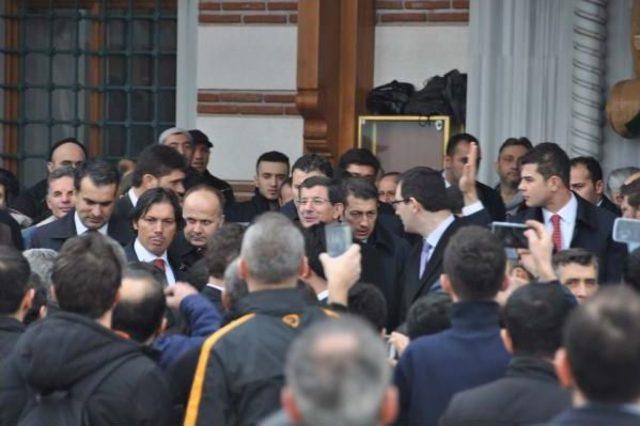 Başbakan Davutoğlu Cuma Namazını Atatürk Havalimanı'nda Kıldı