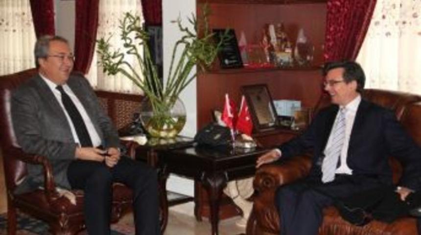 Avustralya B&uuml;y&uuml;kel&ccedil;isi Larsen, &Uuml;nver&rsquo;i Ziyaret Etti