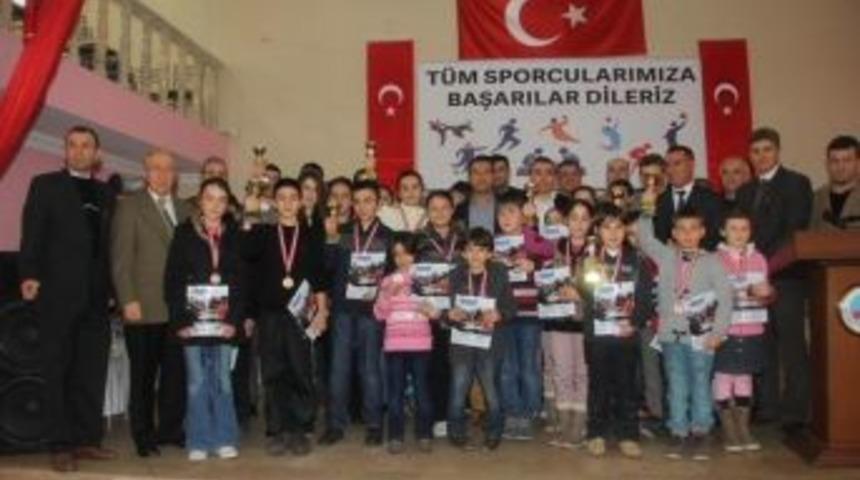 K&uuml;&ccedil;&uuml;k Kasparov&rsquo;lar &Ouml;d&uuml;llerini Aldı