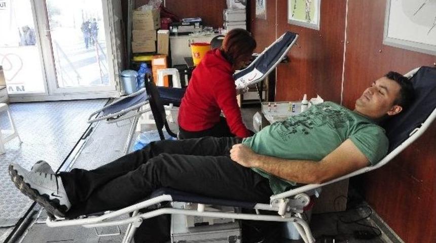 Kızılay Espark &Ouml;n&uuml;nde Kan Toplamaya Devam Ediyor