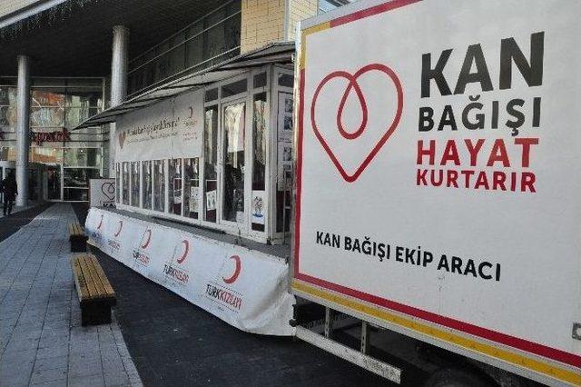 Kızılay Espark Önünde Kan Toplamaya Devam Ediyor