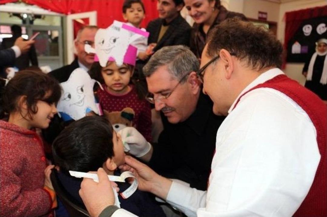 Anaokulu &Ouml;ğrencilerine Flor Vernik Uygulaması