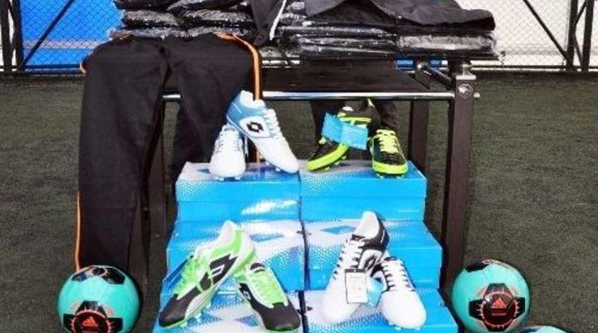 Belediye Amat&ouml;r Spor Kul&uuml;plerine Malzeme Yardımı Yaptı