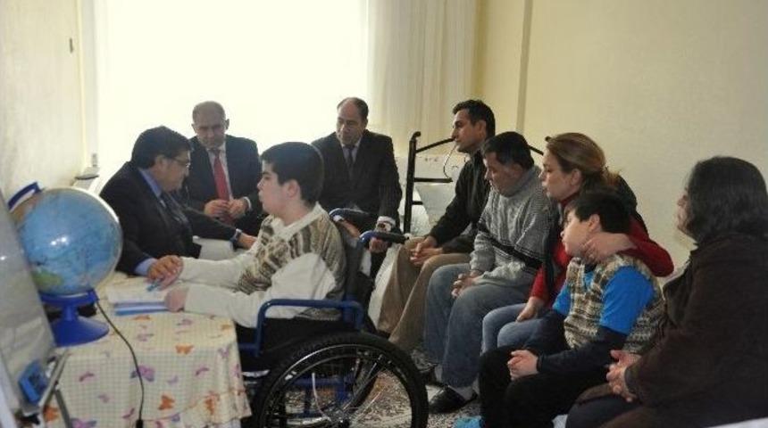 &Ouml;zarslan, &rsquo;evde &Ouml;zel Eğitim&rsquo; G&ouml;ren &Ouml;ğrenciyi Evinde Ziyaret Etti