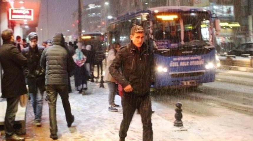 Van&rsquo;da Kar Yağışı