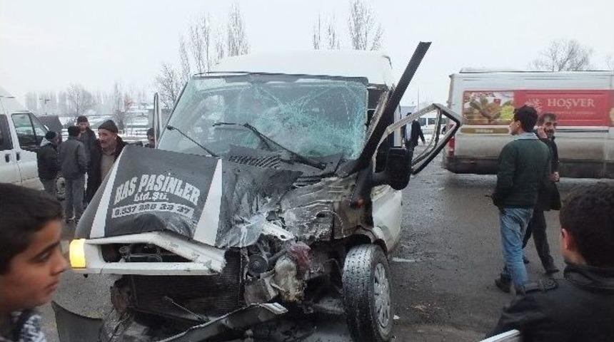 Pasinler&rsquo;de Yolcu Otob&uuml;s&uuml; &Ouml;ğrenci Servisine &Ccedil;arptı: 8 Yaralı