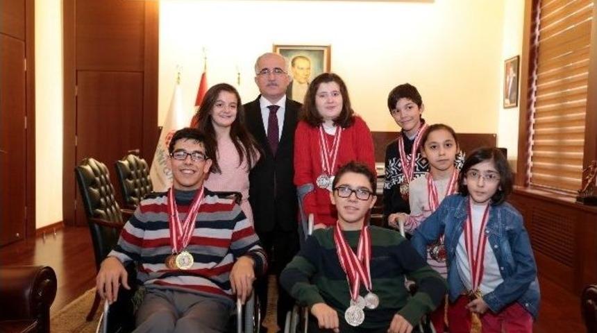 Vali Tuna Başarılı Sporcuları &Ouml;d&uuml;llendirdi