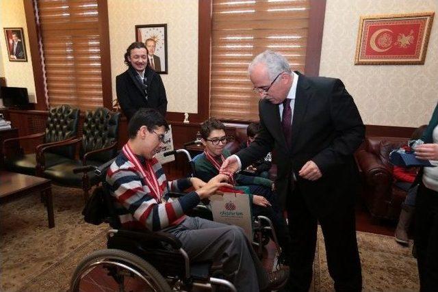 Vali Tuna Başarılı Sporcuları &Ouml;d&uuml;llendirdi 1