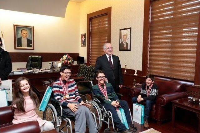 Vali Tuna Başarılı Sporcuları &Ouml;d&uuml;llendirdi 2