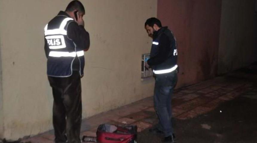 Sağlık Ocağı Yanına Bırakılan Valiz Bomba Paniğine Yol A&ccedil;tı