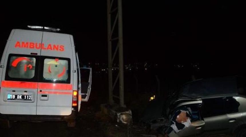 Direğe &Ccedil;arpan Otomobilin S&uuml;r&uuml;c&uuml;s&uuml; &Ouml;ld&uuml;