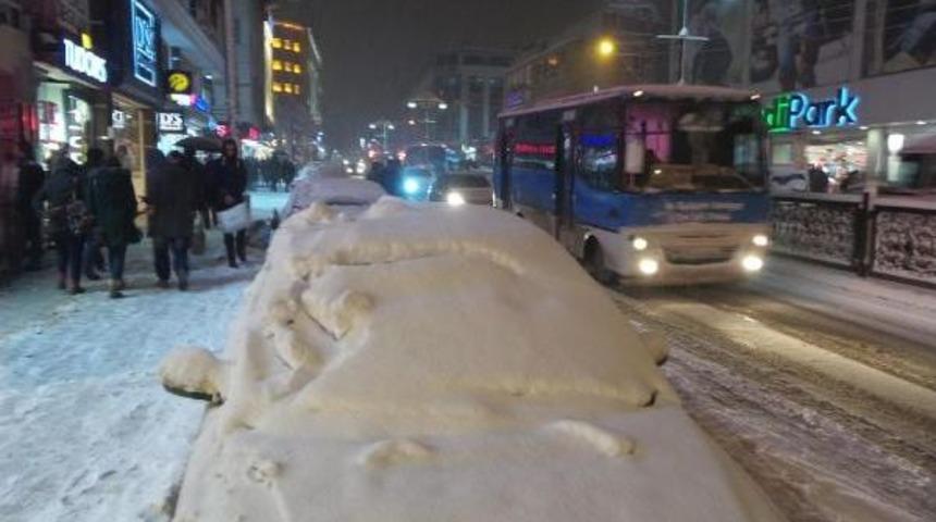 Van'da Akşam Saatlerinde Kar Yağışı Etkili Oldu