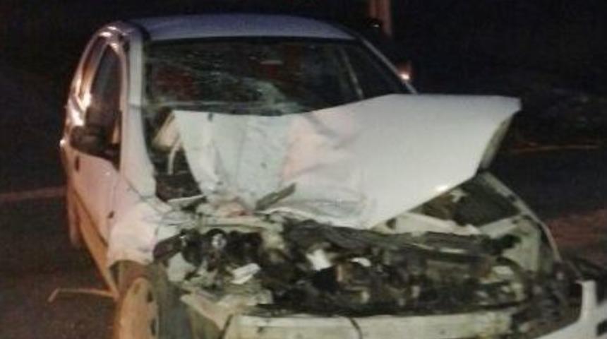 Otomobil İle Kamyon &Ccedil;arpıştı: 3 Yaralı