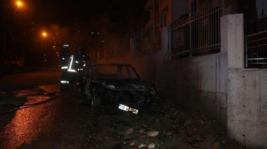 Başkent&rsquo;te Bir Otomobil &Ouml;nce &Ccedil;alındı, Sonra Yandı