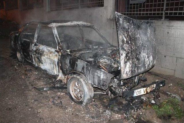 Başkent&rsquo;te Bir Otomobil &Ouml;nce &Ccedil;alındı, Sonra Yandı 1