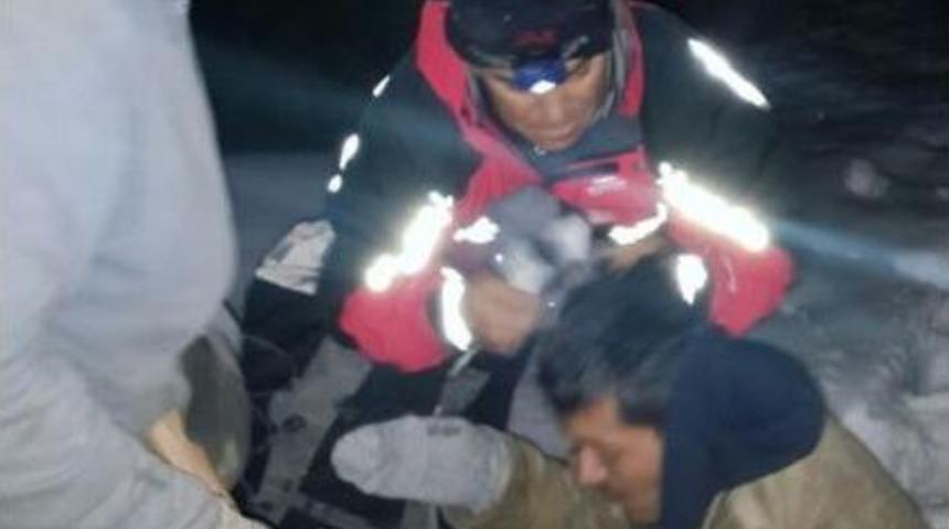 Jandarma, Uludağ Eteklerinde Mahsur Kalan 2 Mevsimlik Iş&ccedil;iyi Kurtardı