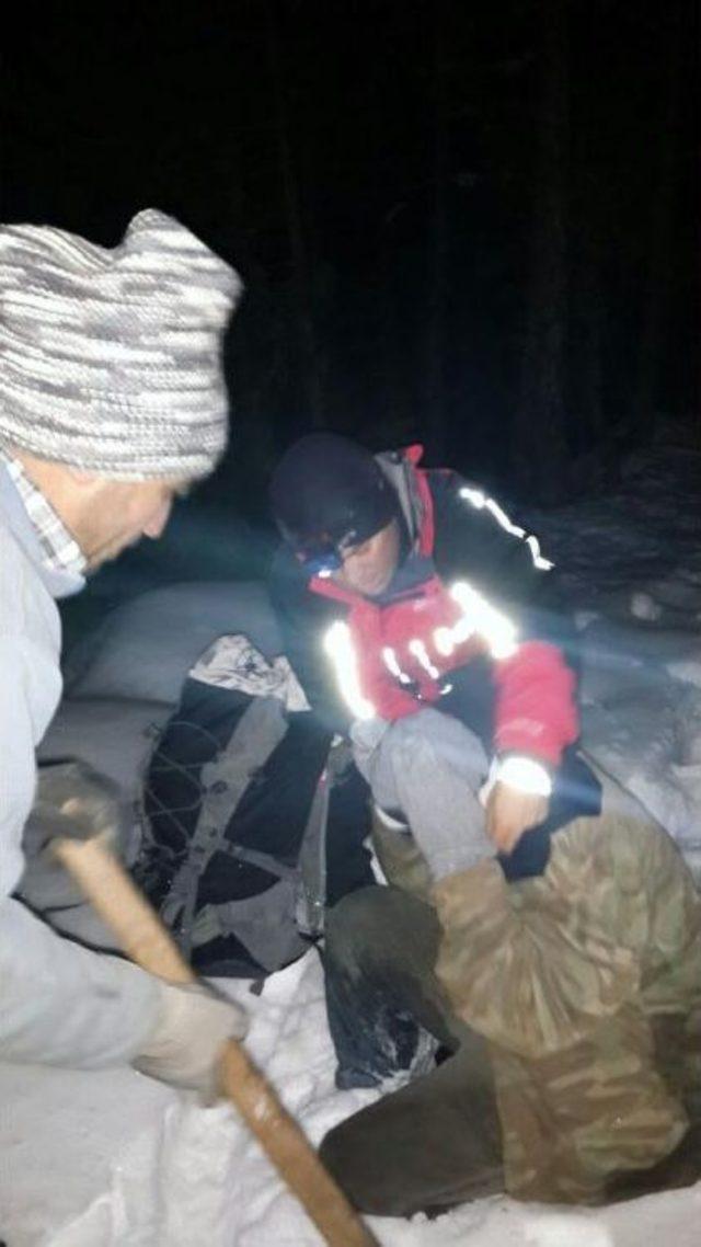 Jandarma, Uludağ Eteklerinde Mahsur Kalan 2 Mevsimlik Iş&ccedil;iyi Kurtardı 1