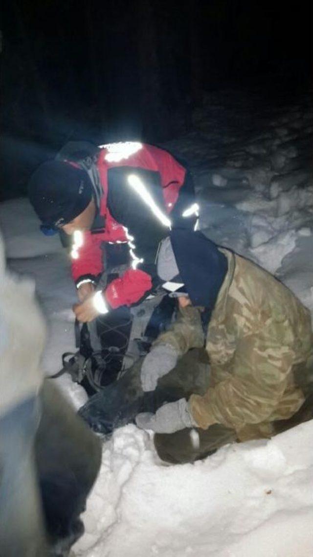 Jandarma, Uludağ Eteklerinde Mahsur Kalan 2 Mevsimlik Iş&ccedil;iyi Kurtardı 2