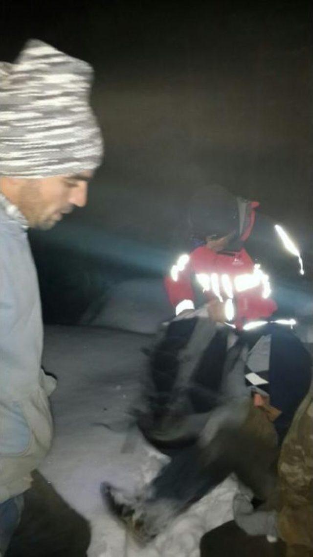 Jandarma, Uludağ Eteklerinde Mahsur Kalan 2 Mevsimlik Iş&ccedil;iyi Kurtardı 3