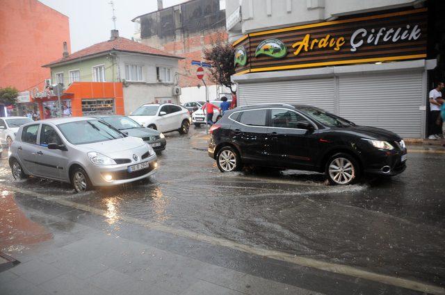 Yalova'da sağanakta cadde ve sokaklar suyla kaplandı
