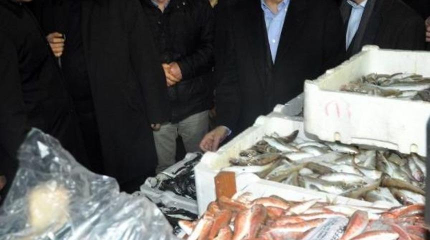 Kılı&ccedil;daroğlu, Trabzon&rsquo;Da Balık&ccedil;ı Esnafını Gezdi, Balık Sattı