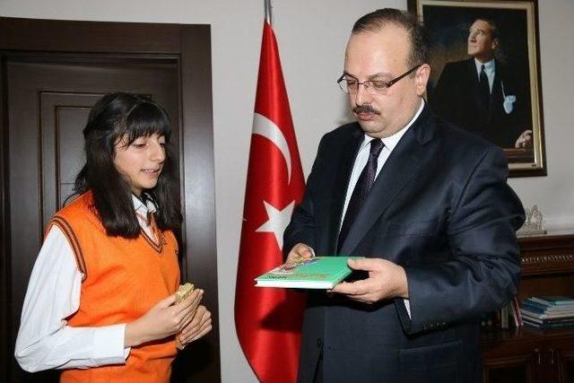 Vali Canbolat, Teog Sınavında Türkiye Birincisi Olan Öğrenciye Ödül