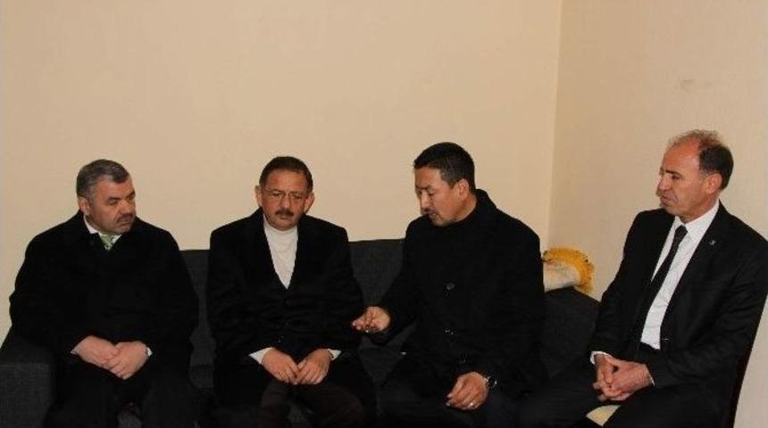 Başkan &Ouml;zhaseki, Doğu T&uuml;rkistan&rsquo;dan Gelen Uygur T&uuml;rkleri&rsquo;ni Ziyaret