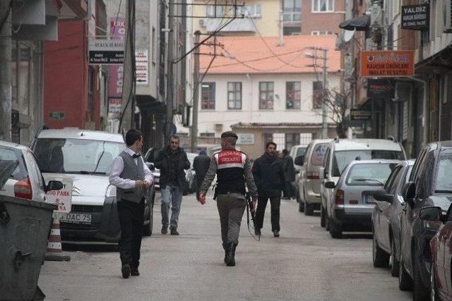 Ekipler, Her Yerde Bu Fotoğraftaki Mahkumu Arıyor