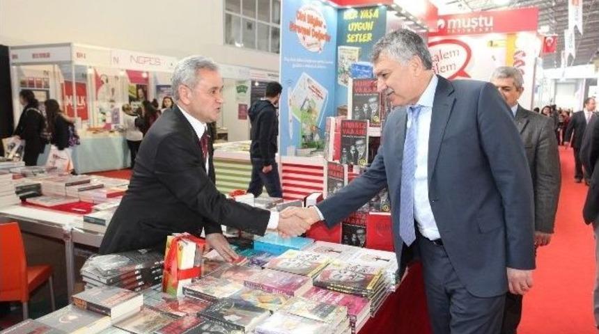 Başkan Karalar Kitap Fuarı&rsquo;nı Gezdi