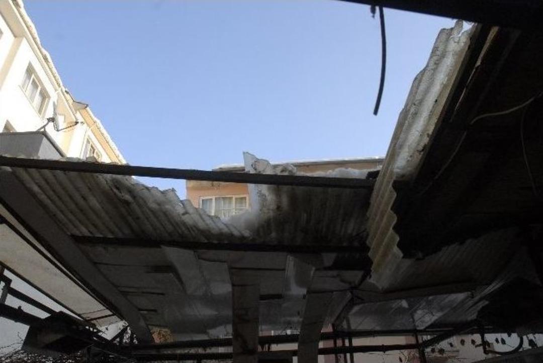 &Ccedil;atı Katından D&uuml;şen Kar K&uuml;tlesi Kafeleri Harabeye &Ccedil;evirdi