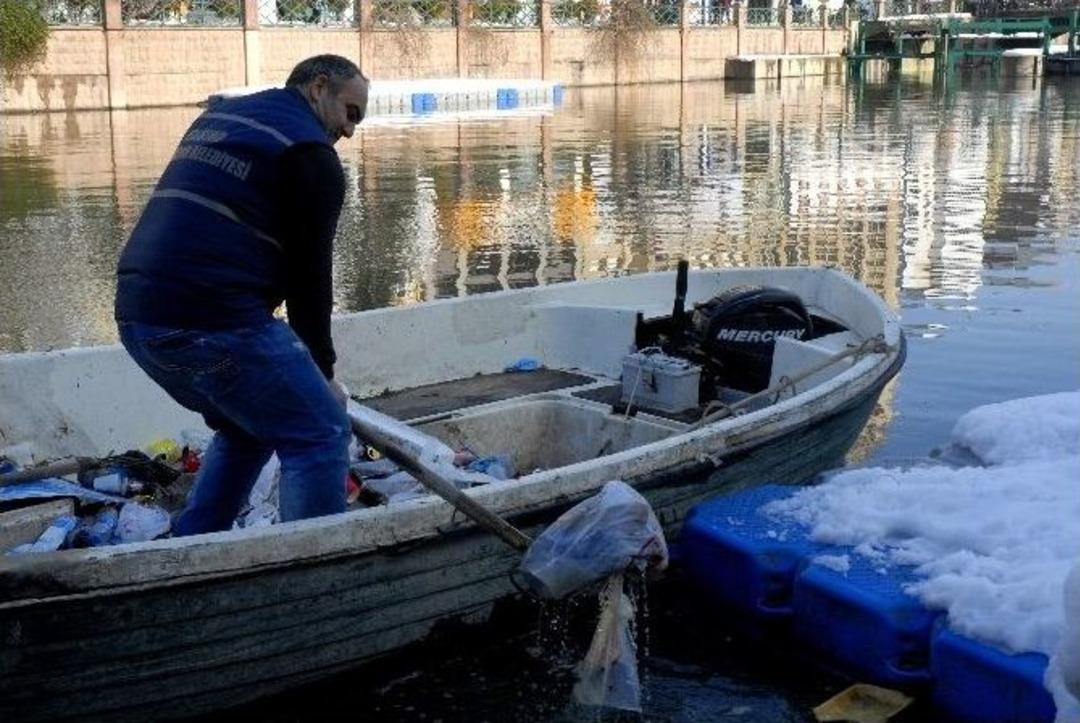 Porsuk Temizlik Ekibinin Buzla M&uuml;cadelesi