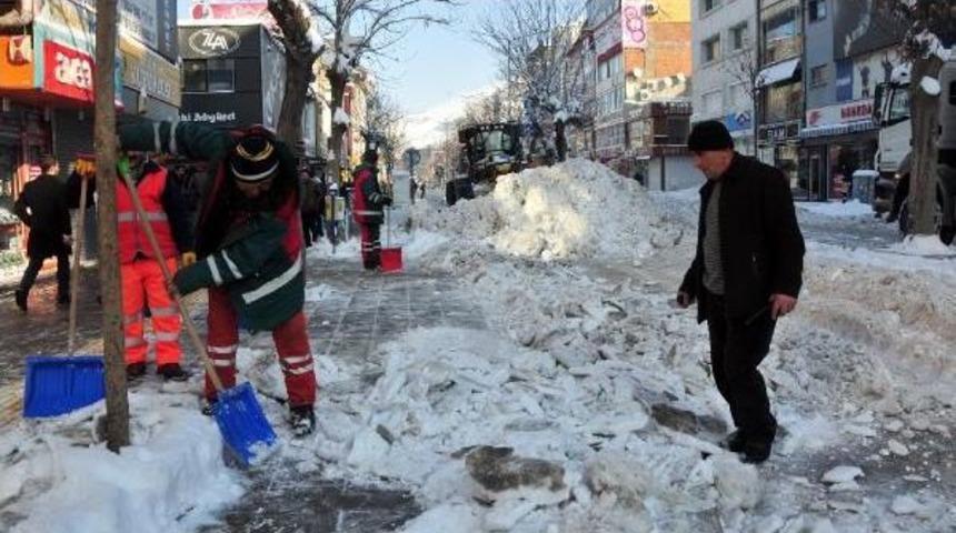 Van'da Kar Yolları Kapattı