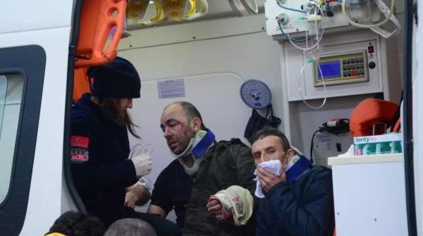 Otomobil Servis Minib&uuml;s&uuml;yle &Ccedil;arpıştı: 1 &Ouml;l&uuml;, 20 Yaralı