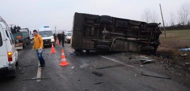 Otomobil Servis Minibüsüyle Çarpıştı: 1 Ölü, 20 Yaralı