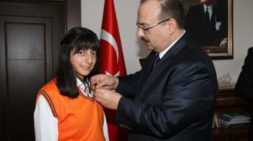 Hakkari Valisi,teog Birincilerinden Z&uuml;mr&uuml;t'&uuml; &Ouml;d&uuml;llendirdi