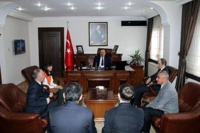 Hakkari Valisi,teog Birincilerinden Z&uuml;mr&uuml;t &uuml; &Ouml;d&uuml;llendirdi 2
