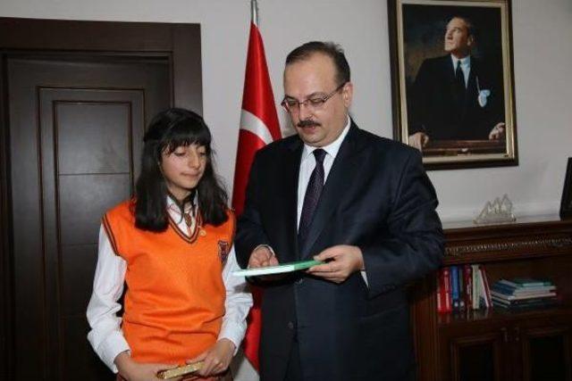 Hakkari Valisi,teog Birincilerinden Z&uuml;mr&uuml;t &uuml; &Ouml;d&uuml;llendirdi 3
