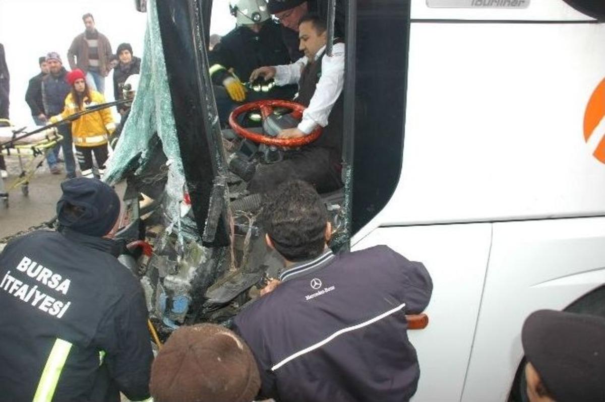 Otob&uuml;s Kamyona &Ccedil;arptı; 3 Yaralı