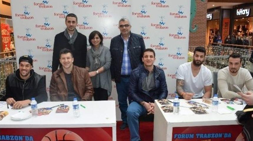 Trabzonspor Medical Park Oyuncuları İmza G&uuml;n&uuml;nde Taraftarlarla Buluştu