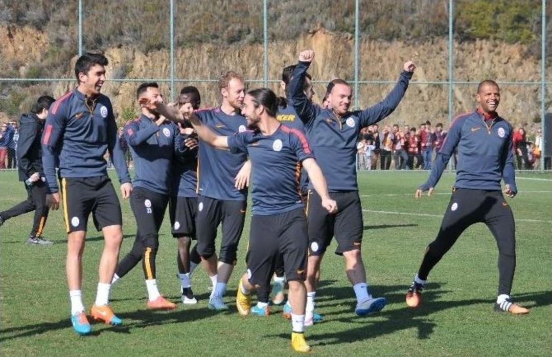 Galatasaray Antrenmanına B&uuml;y&uuml;k İlgi