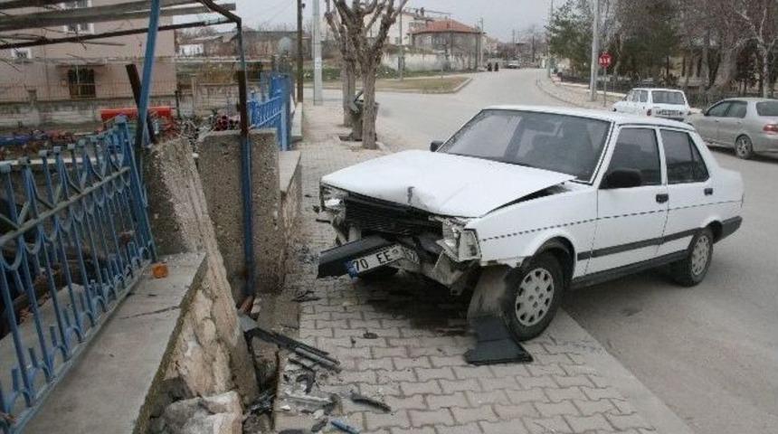 Kontrolden &Ccedil;ıkan Otomobil Duvara &Ccedil;arptı