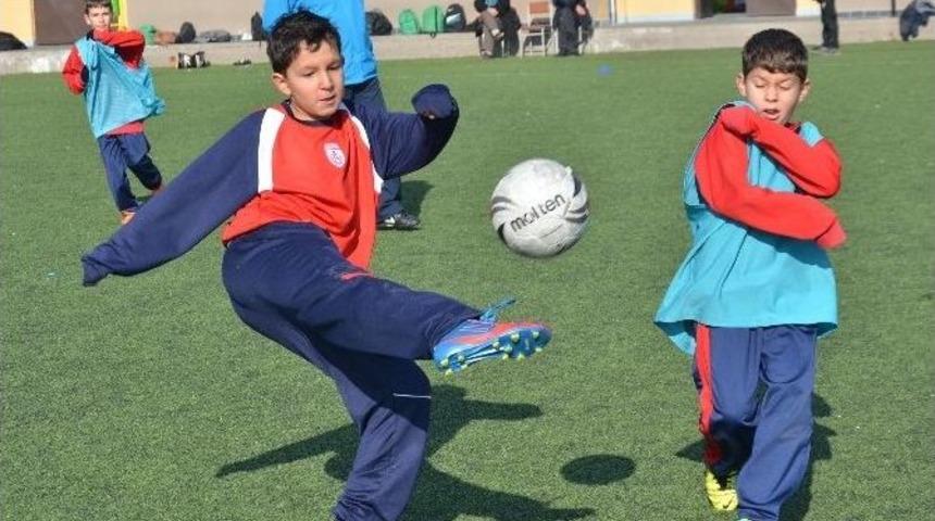 Minik Futbolcular Akhisar&rsquo;da Futbol Şenliğinde Buluştu