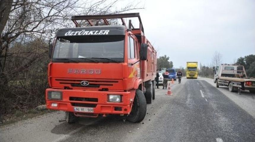 Tırla Hafif Çarpışan Otomobilin Sürücüsü, Bir Kilometre İleride Kamyonun Altında Kaldı