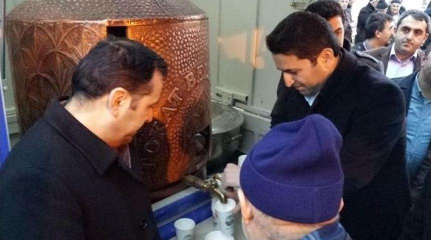 Vatandaşa Camide Sıcak S&uuml;t İkramı