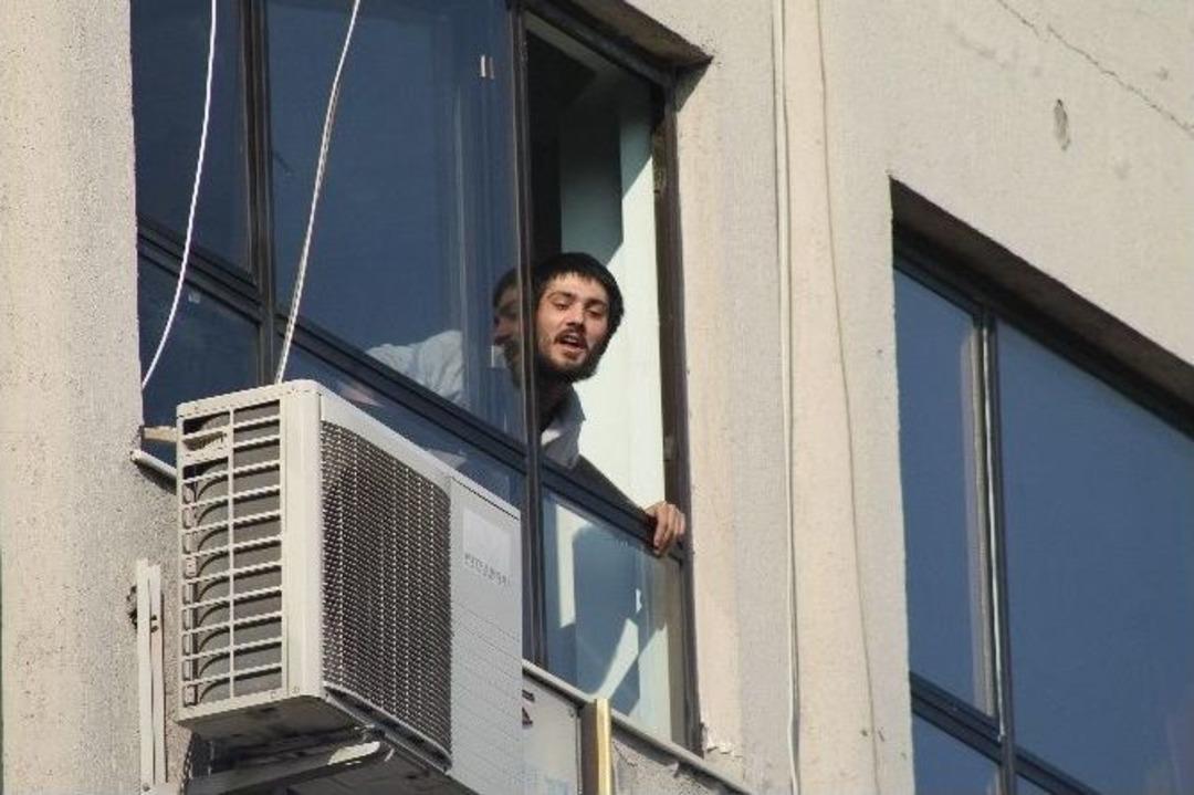 Oğlu Silahla Cama &Ccedil;ıktı, Baba Sinir Krizleri Ge&ccedil;irdi